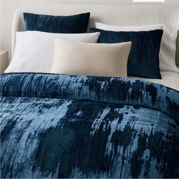 Velvet Queen Duvet Cover